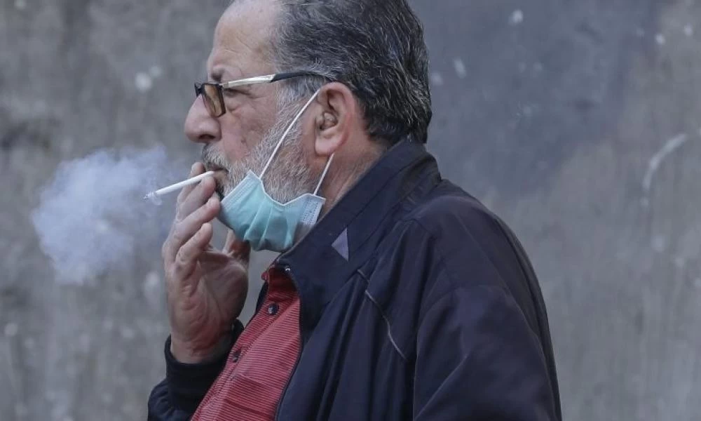 Βρετανική μελέτη: Οι καπνιστές αντιμετωπίζουν αυξημένο κίνδυνο για επιπλοκές από κορονοϊό
